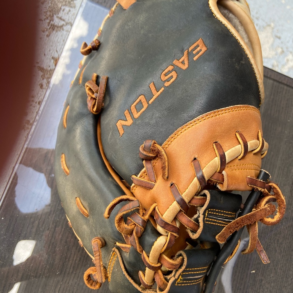 Easton catchers mitt lefty
